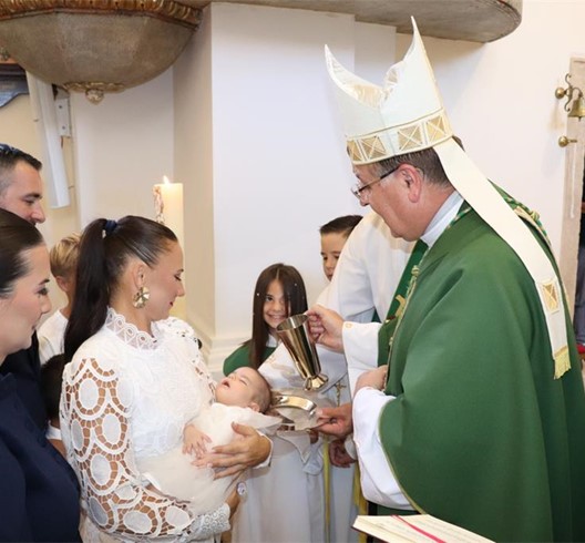 Biskup Šaško krstio dvoje djece u Vugrovcu